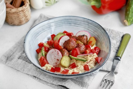 Легкое вегетарианское блюдо: фрикадельки с ароматным хумусом