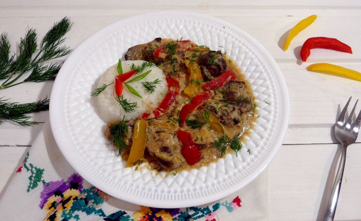 Простой рецепт: куриная печень с овощами в сливочном соусе за 30 минут