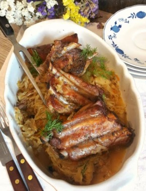 Ребрышки в квашеной капусте: легкое и вкусное решение для обеда