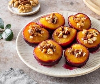 Как приготовить сочные запеченные сливы с ореховой начинкой