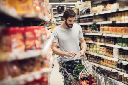 Стыдно ли покупать по мелочи: взгляд из магазина