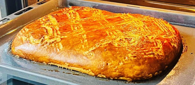 Праздничная выпечка: восхитительный рецепт слоёного пирога с орехами