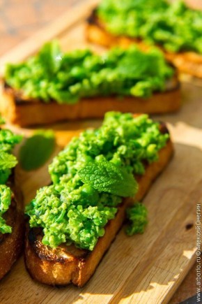 Незаменимые брускетты с зелёным горошком и мятой для любого повода