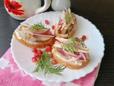 Непривычное сочетание: бутерброды с селедкой и яблоком для яркой закуски