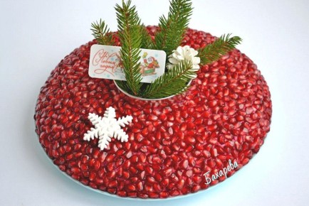 Салат с курицей и гранатом: необычное решение для праздничного стола