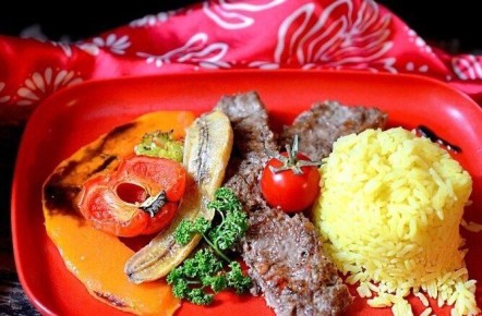 Янтарный рис и сочное мясо: быстрое арабское угощение для семьи