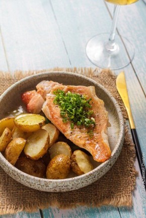 Вкусный морской окунь с картошкой для идеального ужина