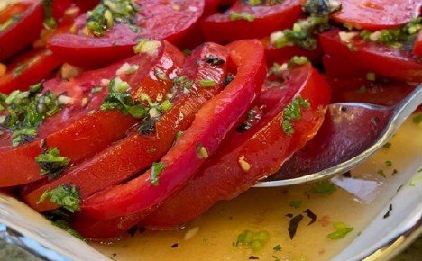 Летний салат из помидоров с пряным соусом