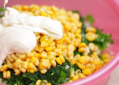 Как быстро создать ароматный салат с кукурузой