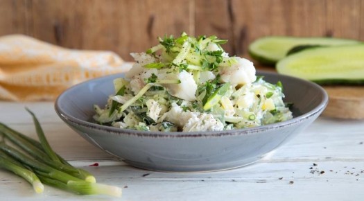 Освежающий весенний салат с треской и огурцами