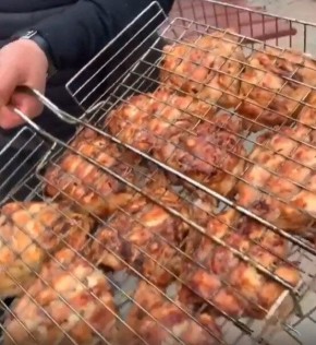 Необычный рецепт куриных бедрышек на углях для всей семьи