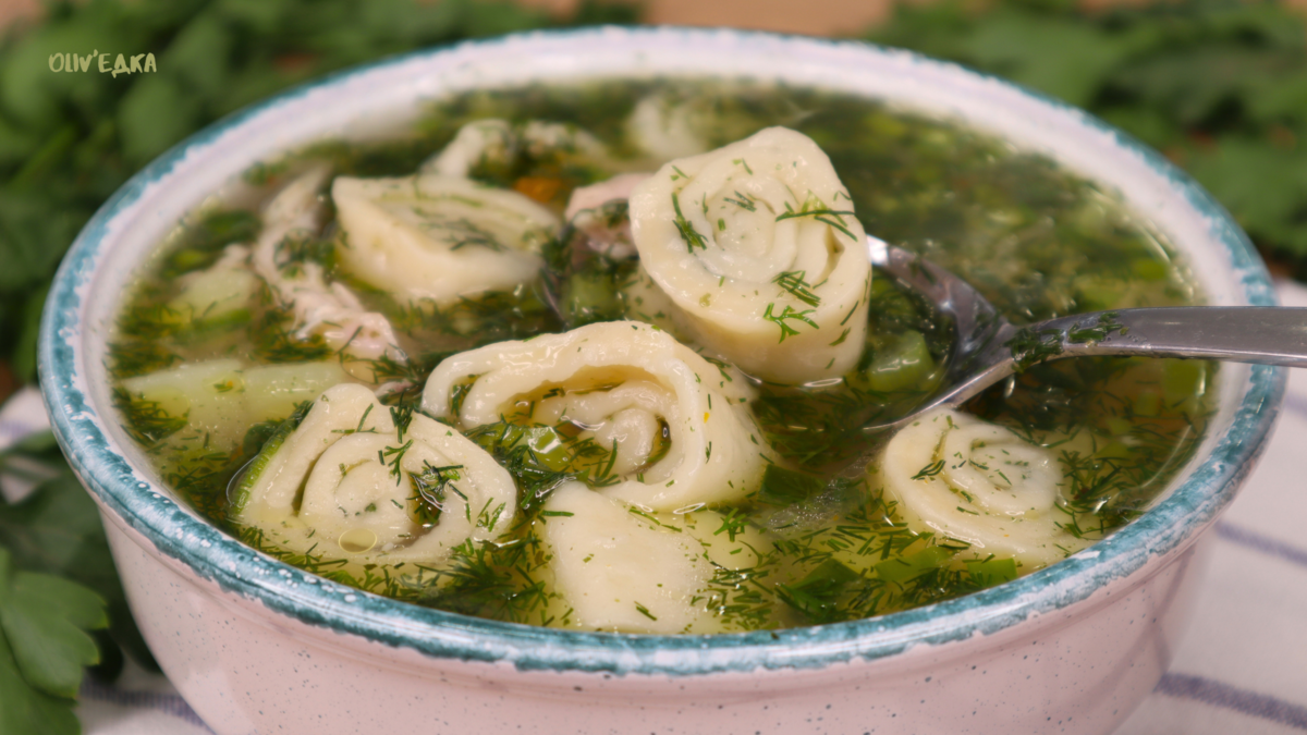 Удивите своих близких необычным супом с рулетиками и зеленью