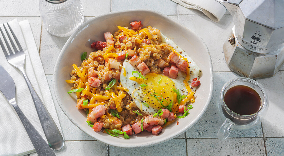 Сытная овсянка с беконом и яйцом: яркое утро с овощами
