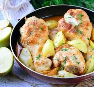 Нежная курица с яблоками: просто и вкусно