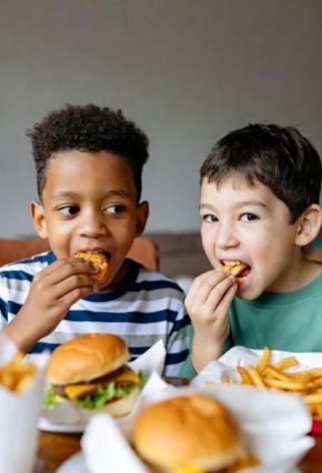 Почему привычные супы и каши теряют популярность среди детей?