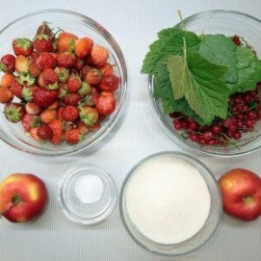 Волшебство зимы: компот с клубникой и красной смородиной