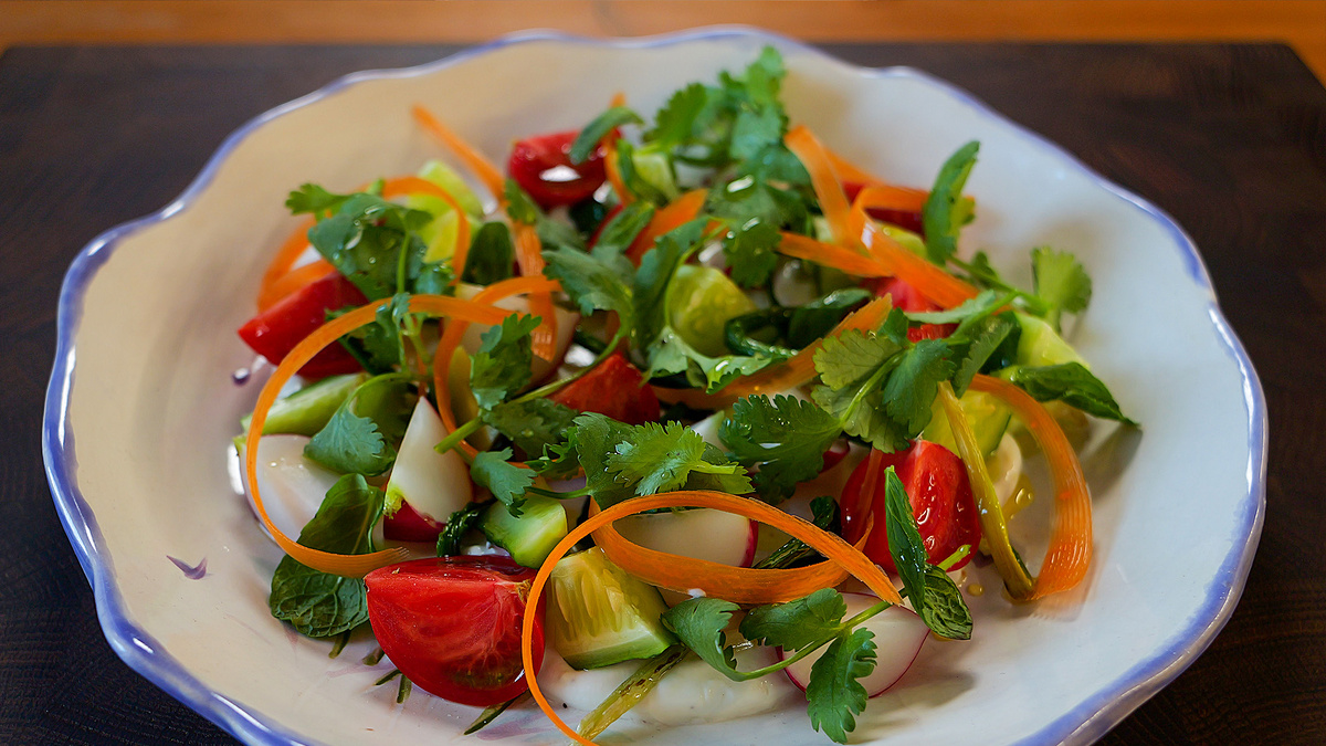 Праздник витаминов: весенний салат с редиской и черемшой
