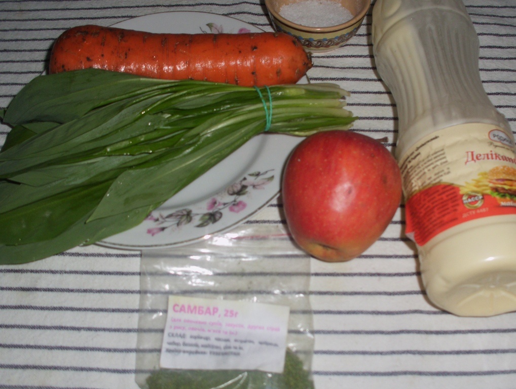 Весенний салат с черемшей, морковью и яблоком: свежесть на вашем столе