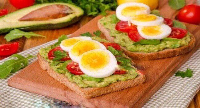 Незабываемый завтрак: бутерброд с авокадо и яйцом