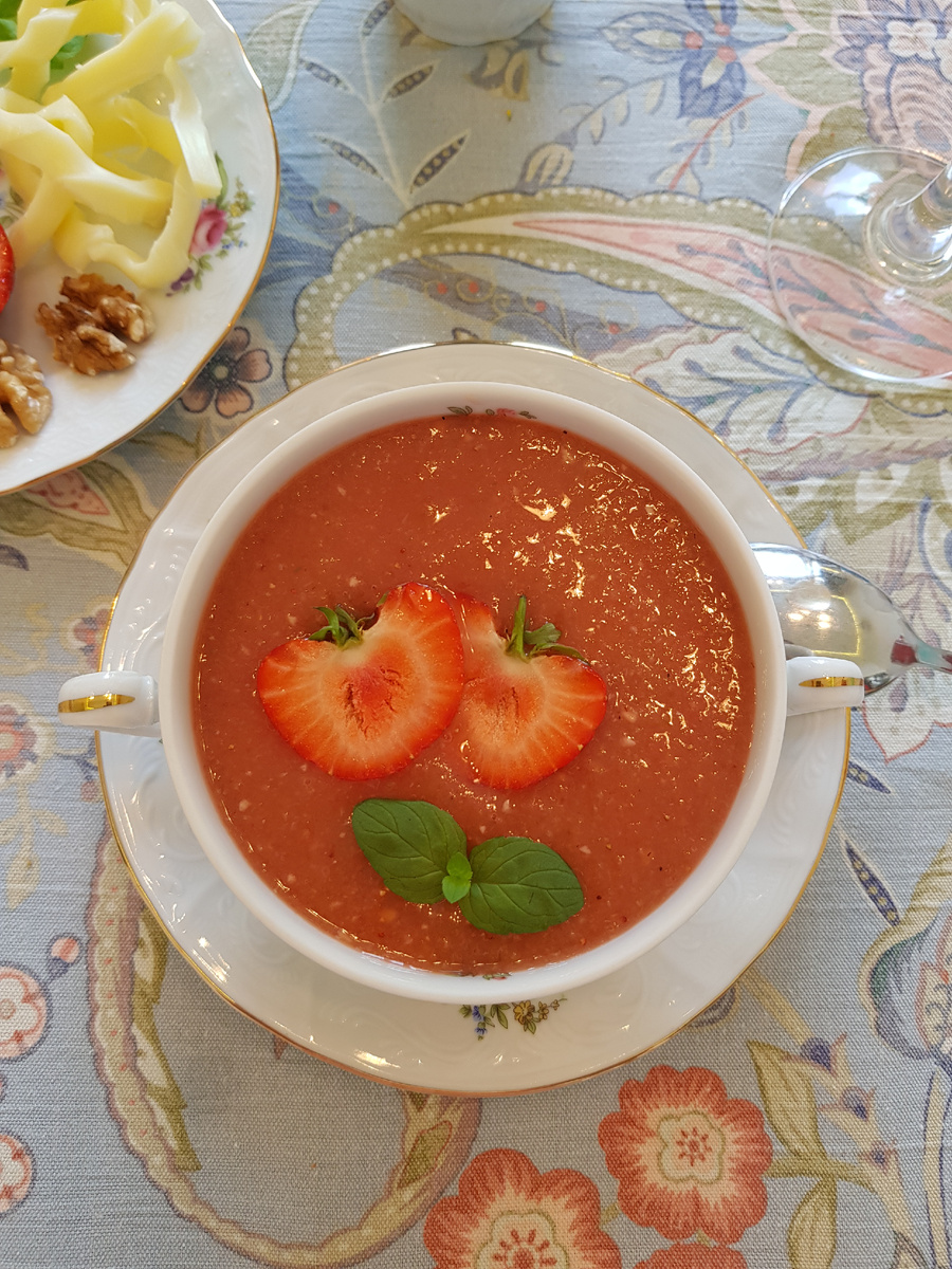 Летний освежающий гаспачо с клубникой