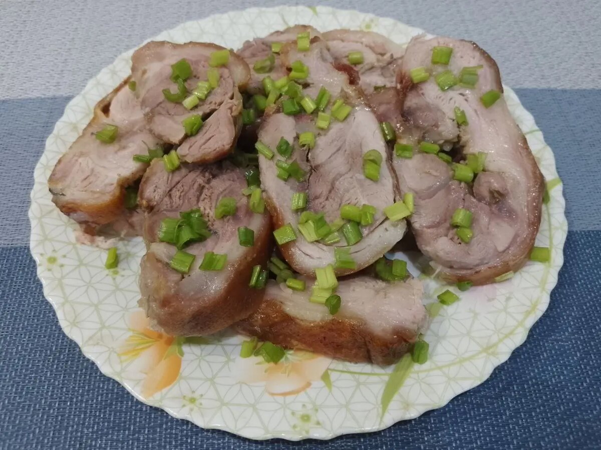 Секреты сочной свиной рульки, запеченной в рукаве