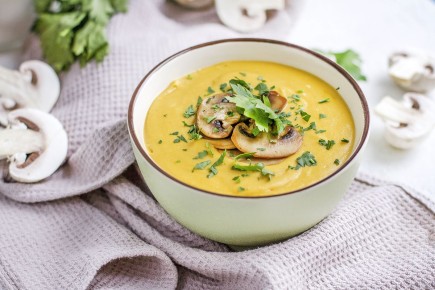 Нежный постный крем-суп с грибами на соевом молоке: простой и вкусный рецепт