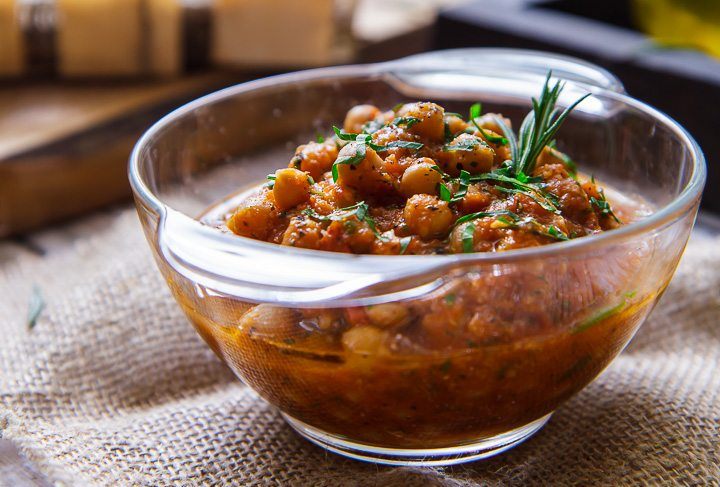 Нут в томатном соусе: простое и вкусное блюдо для всей семьи