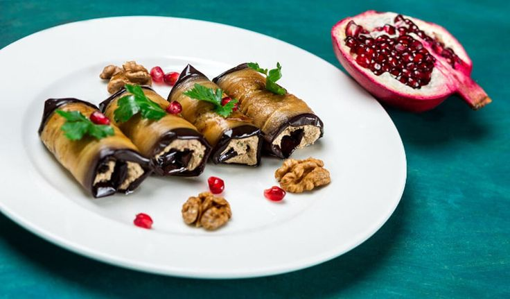 Нежные баклажанные рулетики с ореховой начинкой
