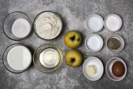 Необычный яблочный пирог на сковороде: быстро и легко