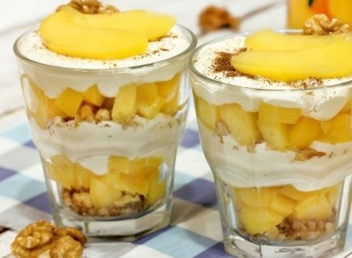 Вдохновляющий творожный десерт с персиками и грецкими орехами