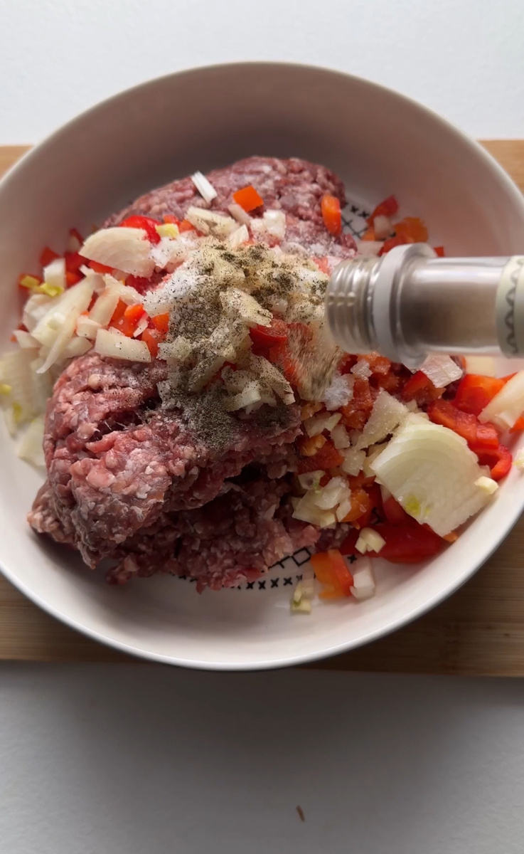 Ностальгия на тарелке: картофель, фаршированный мясом в ароматном соусе