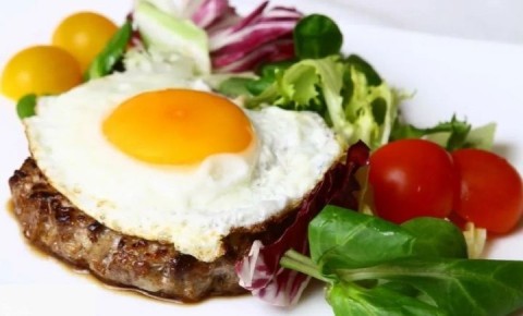 Как создать идеальный бифштекс с глазуньей: простые шаги к вкусному ужину