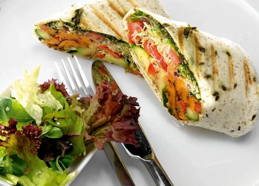 Буррито с жареными овощами и песто