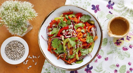 Вкусный теплый салат с обжаренным перцем и семечками