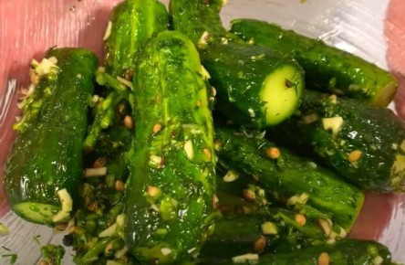 Как приготовить малосольные огурцы с чесноком и укропом в пакете