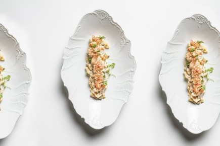 Новый взгляд на оливье: рецепт с перепелкой и раковыми шейками