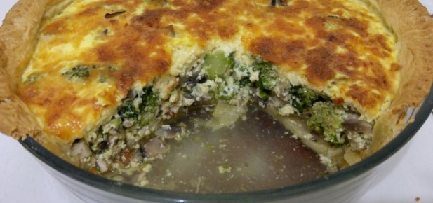 Пирог с курицей, грибами и брокколи