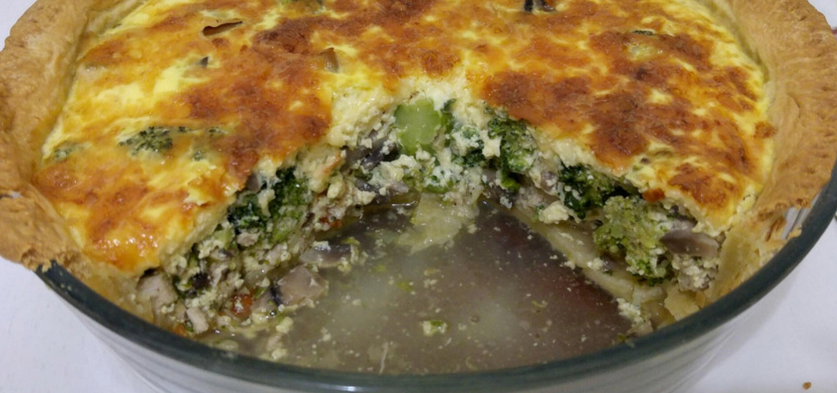 Пирог с курицей, грибами и брокколи