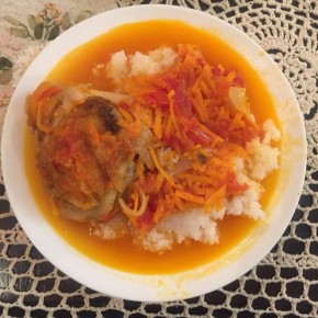 Восхитительные тушеные куриные бёдрышки с рисом: идеальное блюдо для всей семьи