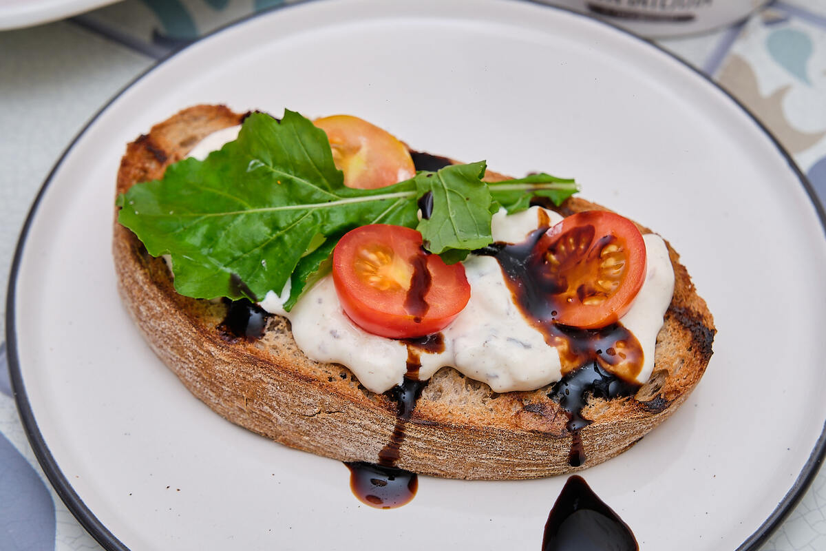 Нежные тосты со страчателлой и свежими овощами: наслаждайтесь каждым укусом