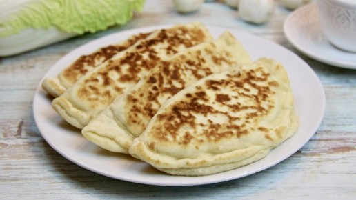 Нежные лепешки с мясом и сливочным соусом