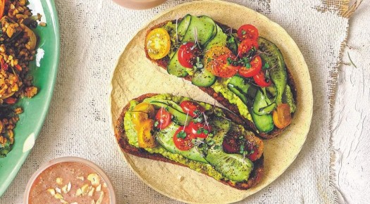 Сочные тосты с авокадо и свежими овощами для здорового завтрака