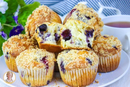Нежные кексы с голубикой и хрустящей крошкой