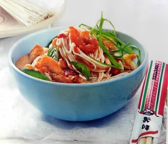 Новый взгляд на привычные ингредиенты: куриный салат с вермишелью и пикантной заправкой