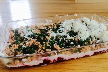 Слоеный салат из свеклы и горбуши: кулинарный шедевр