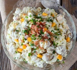 Салат, который покорит ваше сердце: картофель с беконом и сыром