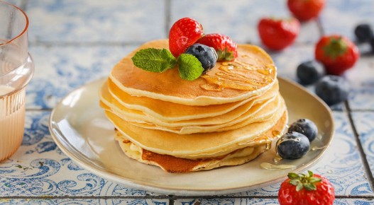 Толстые блины на кефире: быстро и вкусно!