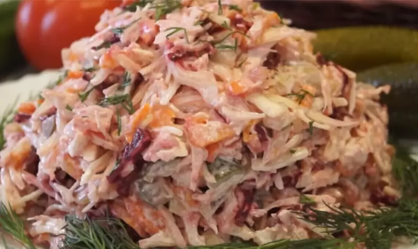 Недорогой и аппетитный: салат, который удивит гостей