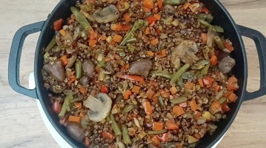 Неповторимый ужин: куриные сердечки с гречкой и овощами на одной сковороде