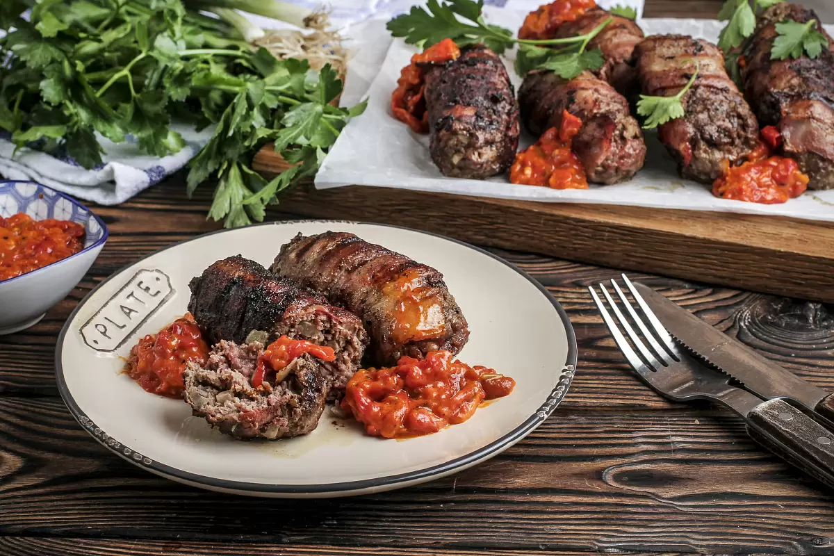 Гигантская колбаска из Боснии: новый мировой рекорд по приготовлению чевапчичей